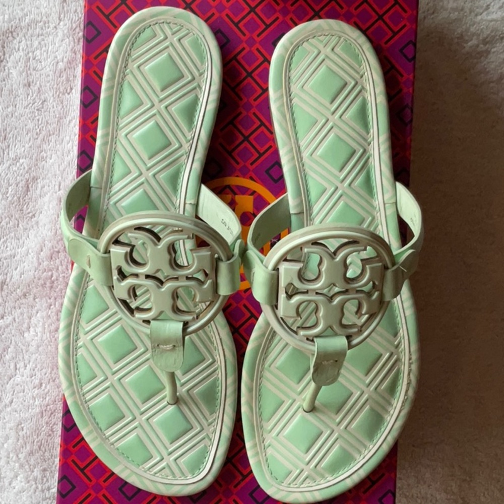 💚 TORY BURCH METAL MILLER SANDALS 💚 - Picture 12 of 16